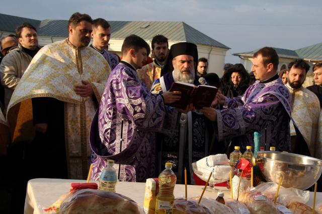 Rugăciune arhierească la Catedrala Arhiepiscopală din Roman