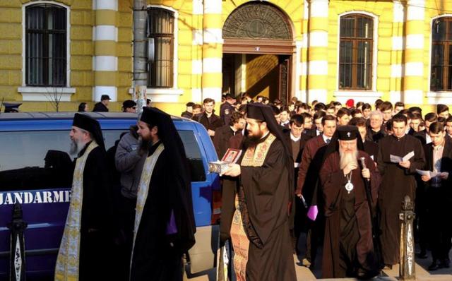 O părticică din sfintele moaşte ale Sfântului Ierarh Nectarie au fost dăruite Arhiepiscopiei Clujului