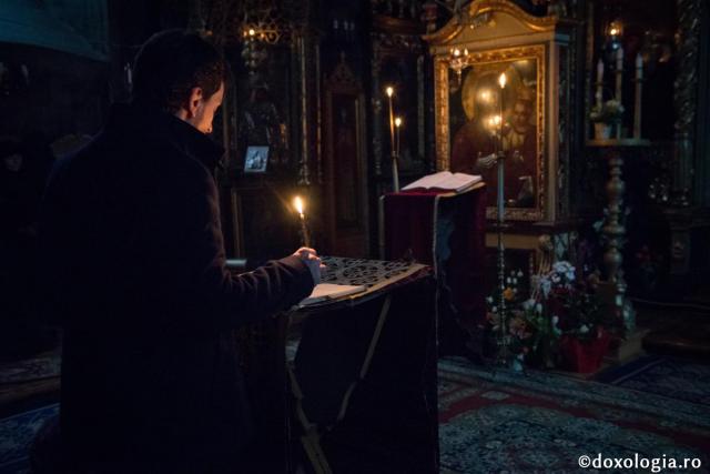 De ce aprindem lumânări la slujbe sau când facem rugăciuni?