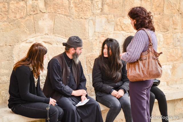 Cum putem să-i ajutăm pe frații mireni care vin la mănăstire?