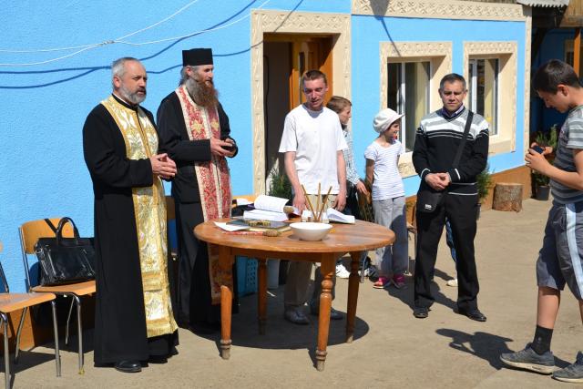 Colaborare între parohia „Sfânta Treime” - Rădeni și Centrul Rezidenţial Popeşti al Fundației „Un Coup de Main d’Emmaus” din Iași