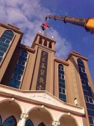 De ce China înlătură crucile de pe sute de biserici?