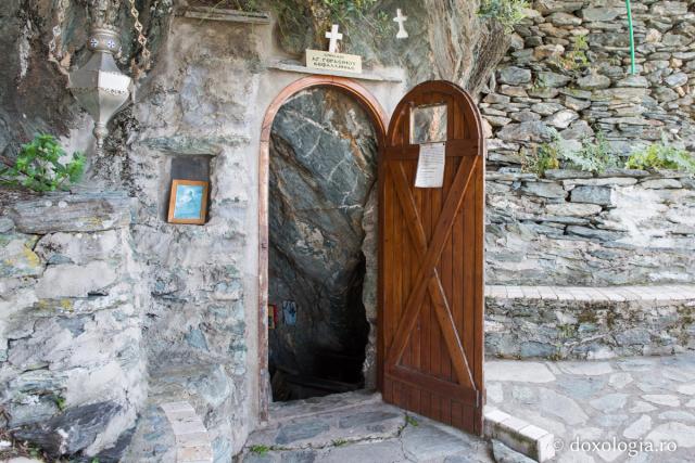 Peștera Cuviosului Gherasim Kefalonitul de la Schitul „Sfânta Ana” – Athos
