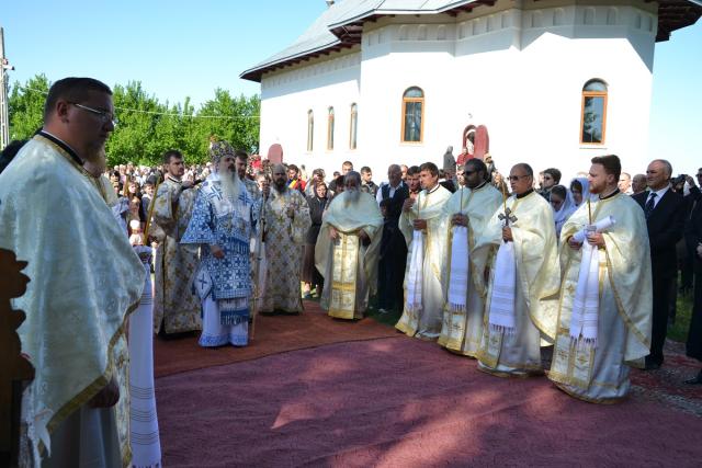Sfințirea bisericii din localitatea ieșeană Medeleni