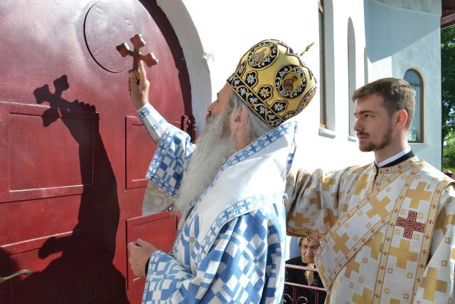 Sfințirea bisericii din localitatea ieșeană Medeleni