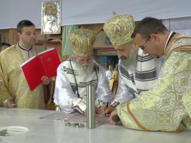 Doi ierarhi, la sfinţirea Bisericii "Sfinţii Apostoli" din Vatra Dornei