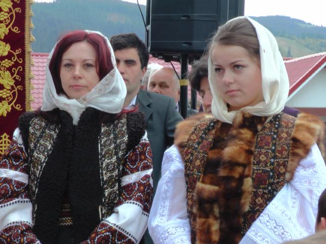 Doi ierarhi, la sfinţirea Bisericii "Sfinţii Apostoli" din Vatra Dornei