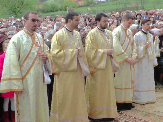 Doi ierarhi, la sfinţirea Bisericii "Sfinţii Apostoli" din Vatra Dornei