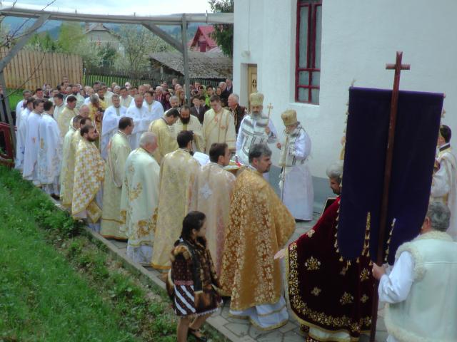 Doi ierarhi, la sfinţirea Bisericii "Sfinţii Apostoli" din Vatra Dornei