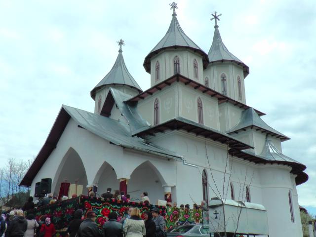 Doi ierarhi, la sfinţirea Bisericii "Sfinţii Apostoli" din Vatra Dornei