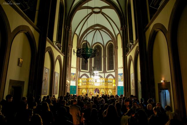 Biserica ortodoxă a românilor din Strasbourg: Liturghie în familie