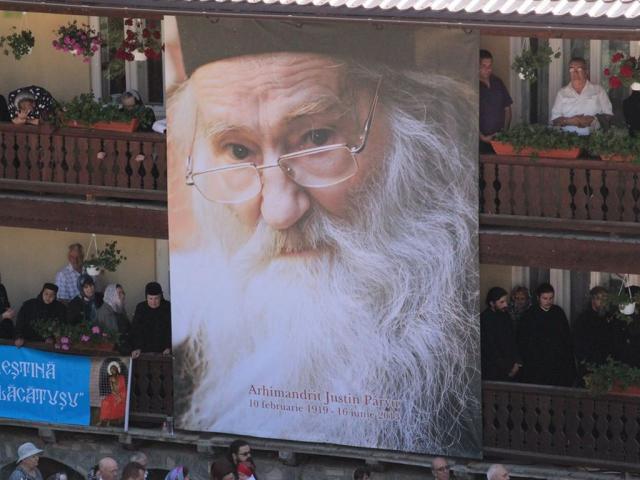 Mărturisire de credinţă la mormântul părintelui Justin Pârvu