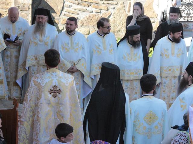 Mărturisire de credinţă la mormântul părintelui Justin Pârvu