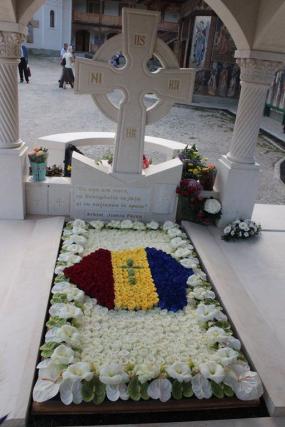 Mărturisire de credinţă la mormântul părintelui Justin Pârvu