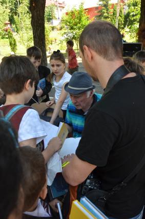 Prezenţă covârşitoare la întâlnirea cu cărţile copilăriei (GALERIE FOTO)