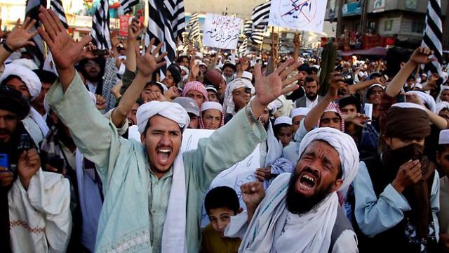 Pakistan: musulmanii distrug o biserică și îi bat pe creștini pentru „prozelitism și convertirea musulmanilor”