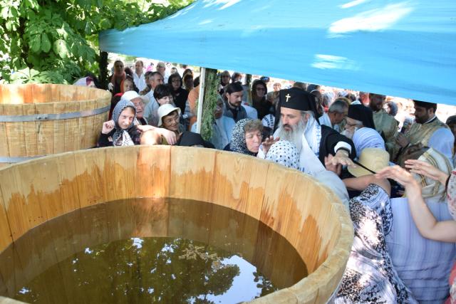 Slujbă arhierească și rugăciuni pentru ploaie, la Mănăstirea Bucium