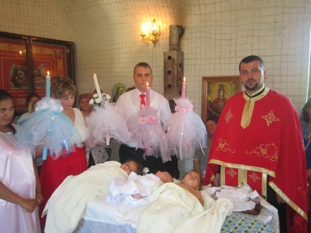 Mamă cu trei copii, botezați în credința ortodoxă