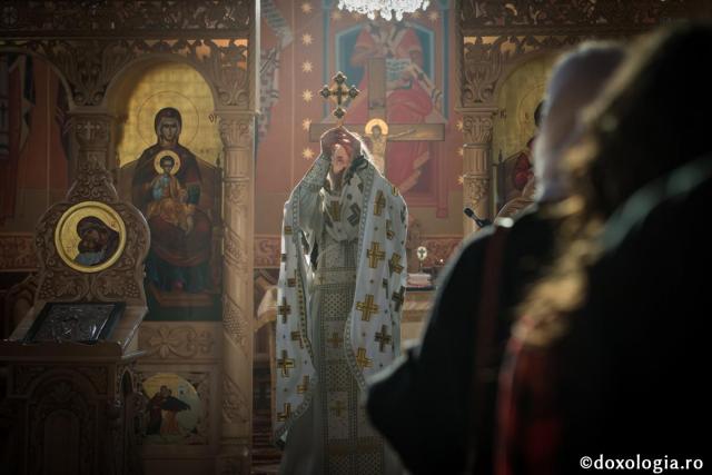 La Sfânta Liturghie, preotul conglăsuiește cu sfinții înaintea lui Dumnezeu