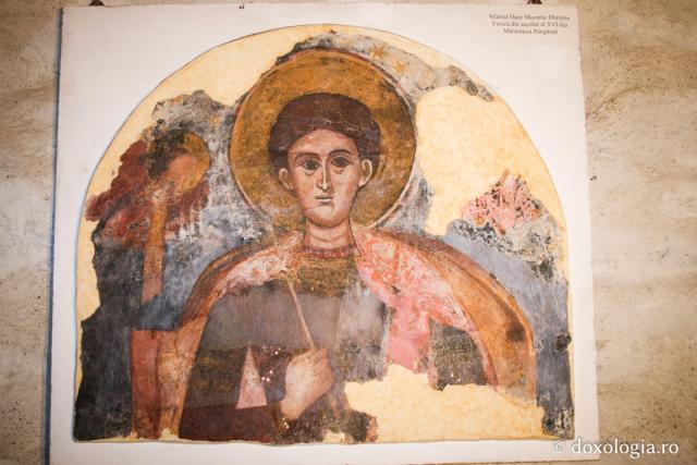 Fragment de frescă aflat în muzeul mănăstirii, înfățișându-l pe Sfântul Mare Mucenic Dimitrie