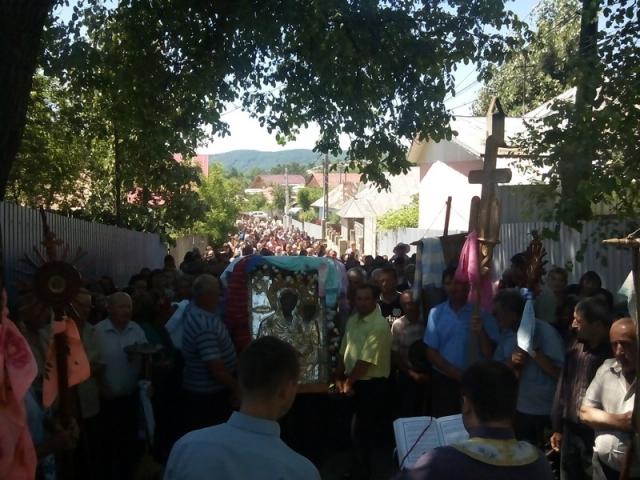 Procesiune cu icoana Maicii Domnului de la Trifeşti