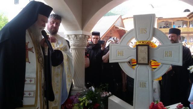 Mărturisire de credinţă la mormântul părintelui Justin Pârvu