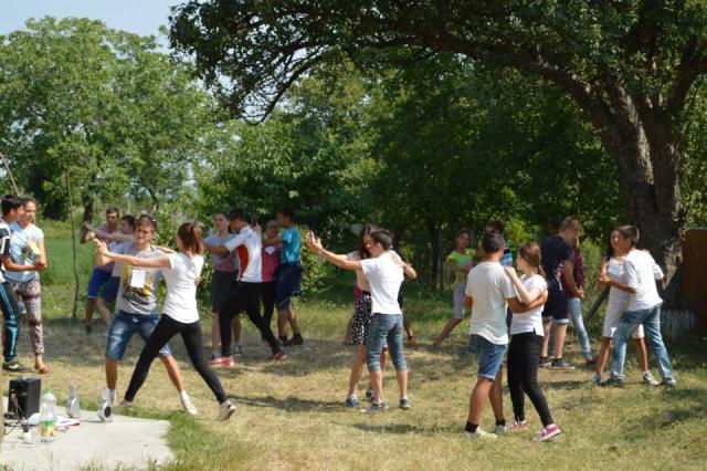 Cu privirea spre cer în tabăra „Voioşeii din Şendreni“