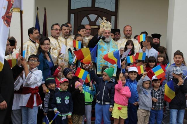 Binecuvântarea drapelului Eparhiei Romanului şi Bacăului