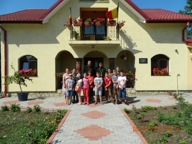 Elevi premianți din Basarabia, oaspeți ai Protoieriei Sascut