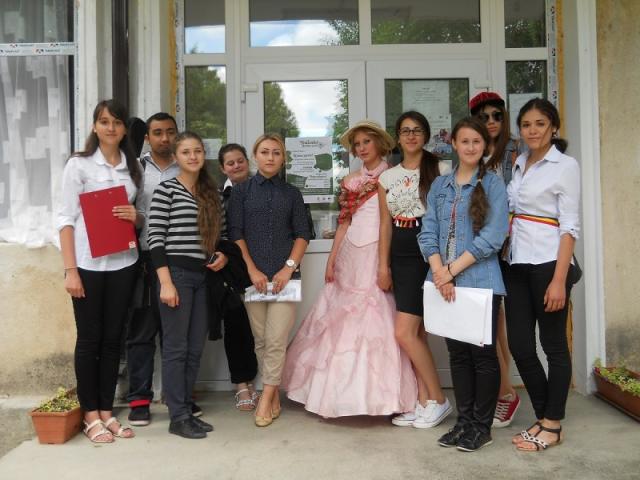Elevii seminarişti şi adamişti din Iaşi, prezenţi la Festivalul florilor de tei