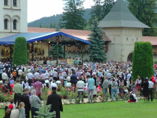 Binecredinciosului Voievod Ştefan cel Mare şi Sfânt, sărbătorit la Putna de un sobor cu şase ierarhi şi 138 de preoţi