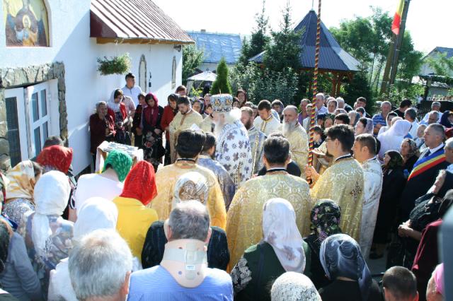 "Slujbă frumoasă" la resfinţirea bisericii din Talpa
