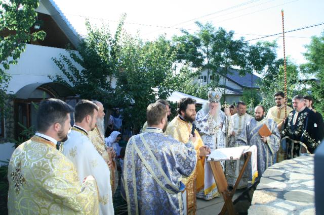 "Slujbă frumoasă" la resfinţirea bisericii din Talpa