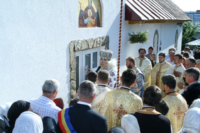 "Slujbă frumoasă" la resfinţirea bisericii din Talpa