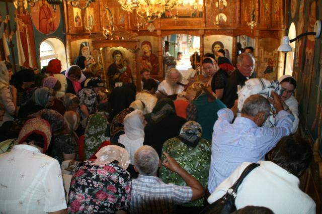 "Slujbă frumoasă" la resfinţirea bisericii din Talpa