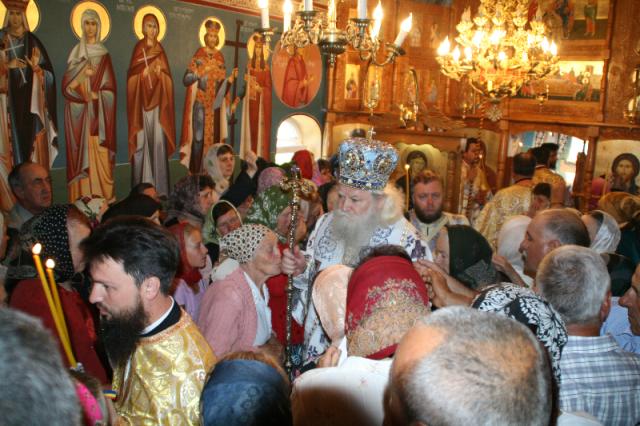 "Slujbă frumoasă" la resfinţirea bisericii din Talpa