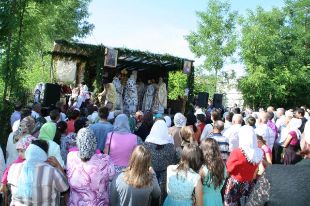 "Slujbă frumoasă" la resfinţirea bisericii din Talpa