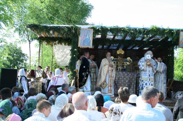 "Slujbă frumoasă" la resfinţirea bisericii din Talpa
