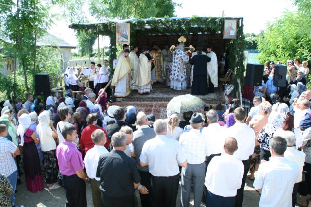 "Slujbă frumoasă" la resfinţirea bisericii din Talpa