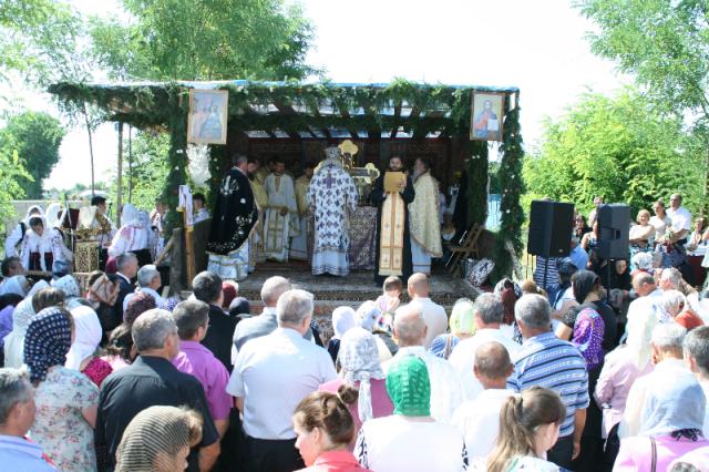 "Slujbă frumoasă" la resfinţirea bisericii din Talpa