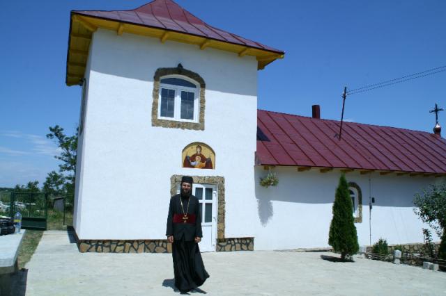 "Slujbă frumoasă" la resfinţirea bisericii din Talpa