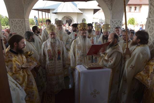 Sfințire la Eșanca: „Mănăstirea este locul în care oamenii încearcă să se alipească de cer”