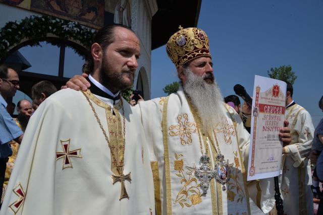 Sfințire la Eșanca: „Mănăstirea este locul în care oamenii încearcă să se alipească de cer”