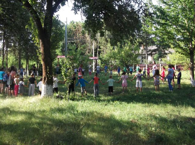 „Tabăra din pridvorul satului”, în parohia Comănești