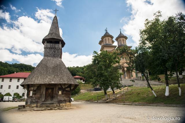 Bisericuța de lemn de la Mănăstirea Nicula