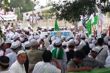 Indonezia: un grup de musulmani protestează împotriva planului de construcție a unei biserici