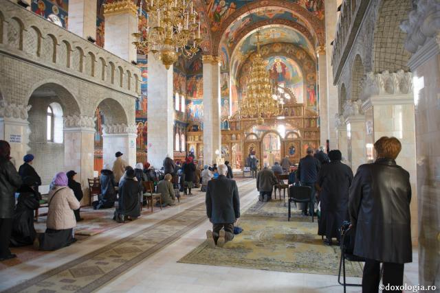 Dumnezeu ne cheamă la El prin cântările și slujbele Bisericii