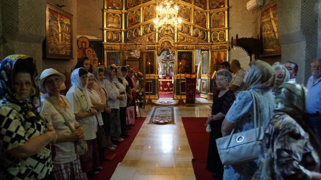 Sfântă Liturghie arhierească şi sfinţire de casă parohială la Biserica „Sfântul Pantelimon“ din Iaşi