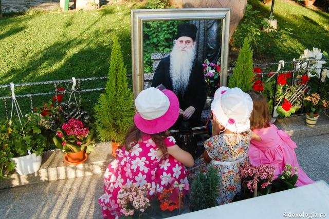 copile în fața imaginii părintelui Arsenie Papacioc