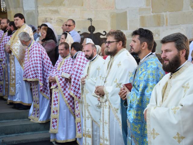 10 000 de pelerini au participat la hramul Putnei (GALERIE FOTO)